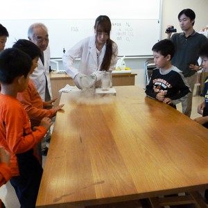 公開講座「親子で学ぶちょっと深堀りの理科実験」を開催しました。